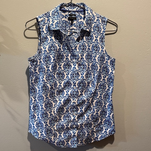 Talbots Perfect Shirt Scroll Medallion Sleeveless Non Iron Blue and White Top - Picture 2 of 12